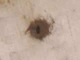 Detailopname van een gaatje in de demper.