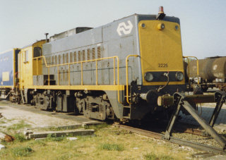 De 2225 heeft in de jaren 80 ook bij de sproeitrein dienst gedaan.